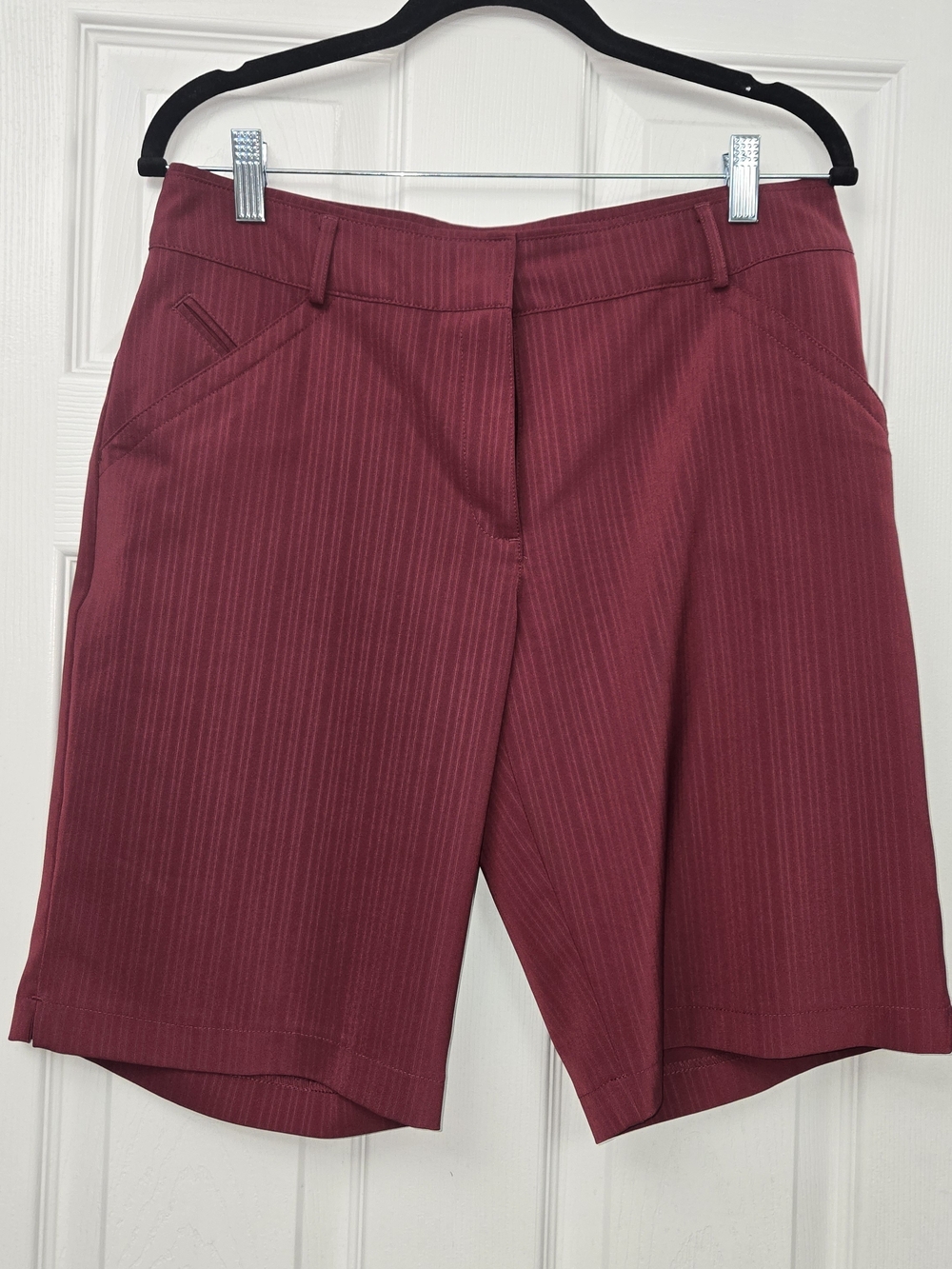 Nike Golf Shorts Womens 8 Burgundy Maroon Pinstripe Knee Length Fit Dry Golfing
